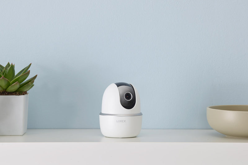 Caméra de sécurité Wi-Fi 2K panoramique et inclinable pour intérieur Lorex